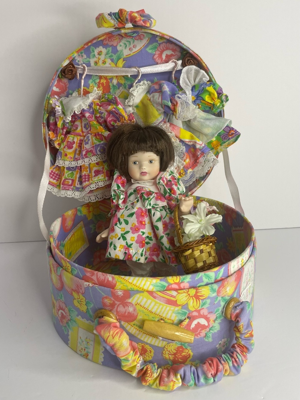 VTG Mary Engelbreit Porcelain Purse Doll Round Wardrobe Case & 4 Dresses Set
